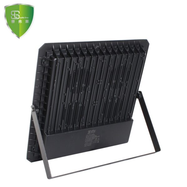 Modern Industrial Street Light – Sleek Look for Commercial Use - Image 3